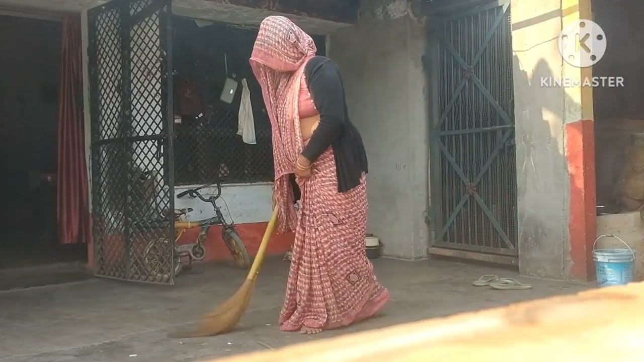 आज लगाया साड़ी में ही पूरे आंगन में बैठकर पोछा।। Village wife daily routine।।gaovvlog@gaovkilife001 