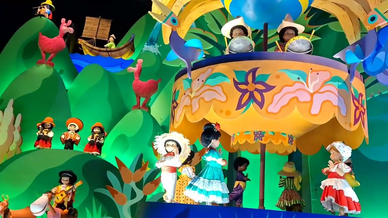 Welcome to #Smallworld #DisneylandParis 🥰 Costumes magnifiques et reprèsentants de beaux endtoits❤️
