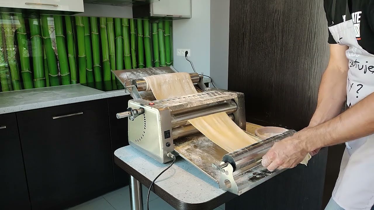 Dough sheeter Farina with rolling pins for winding dough