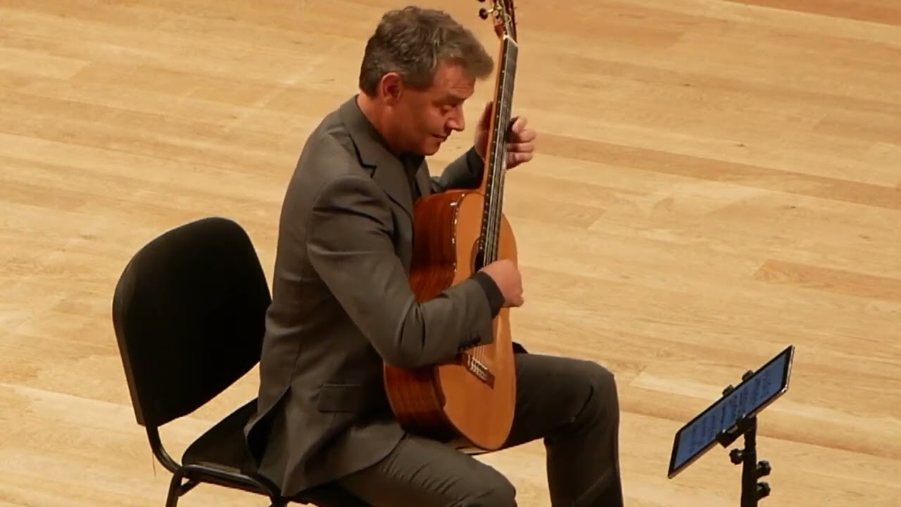 Craig Ogden plays Le Départ by Napoléon Coste. Live in concert.