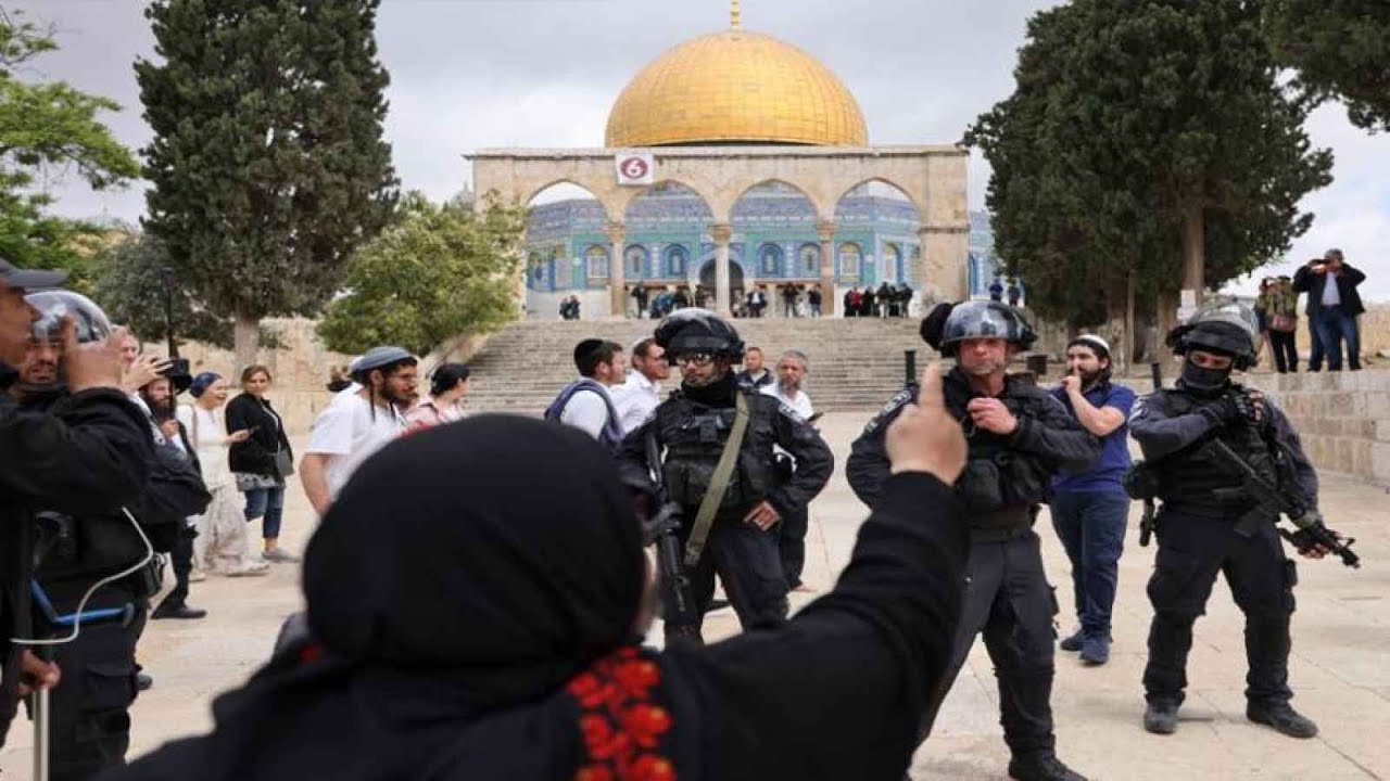 الأقصى في زمن القيود..هل بدأ فرض التقسيم الزماني والمكاني؟ وماذا عن استهداف شباب الأقصى؟
