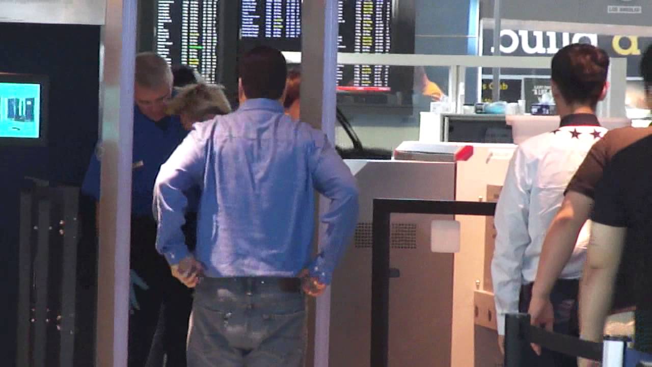Big Bang passing through security & Hwangssabu! @ JFK Airport nyc 11/12