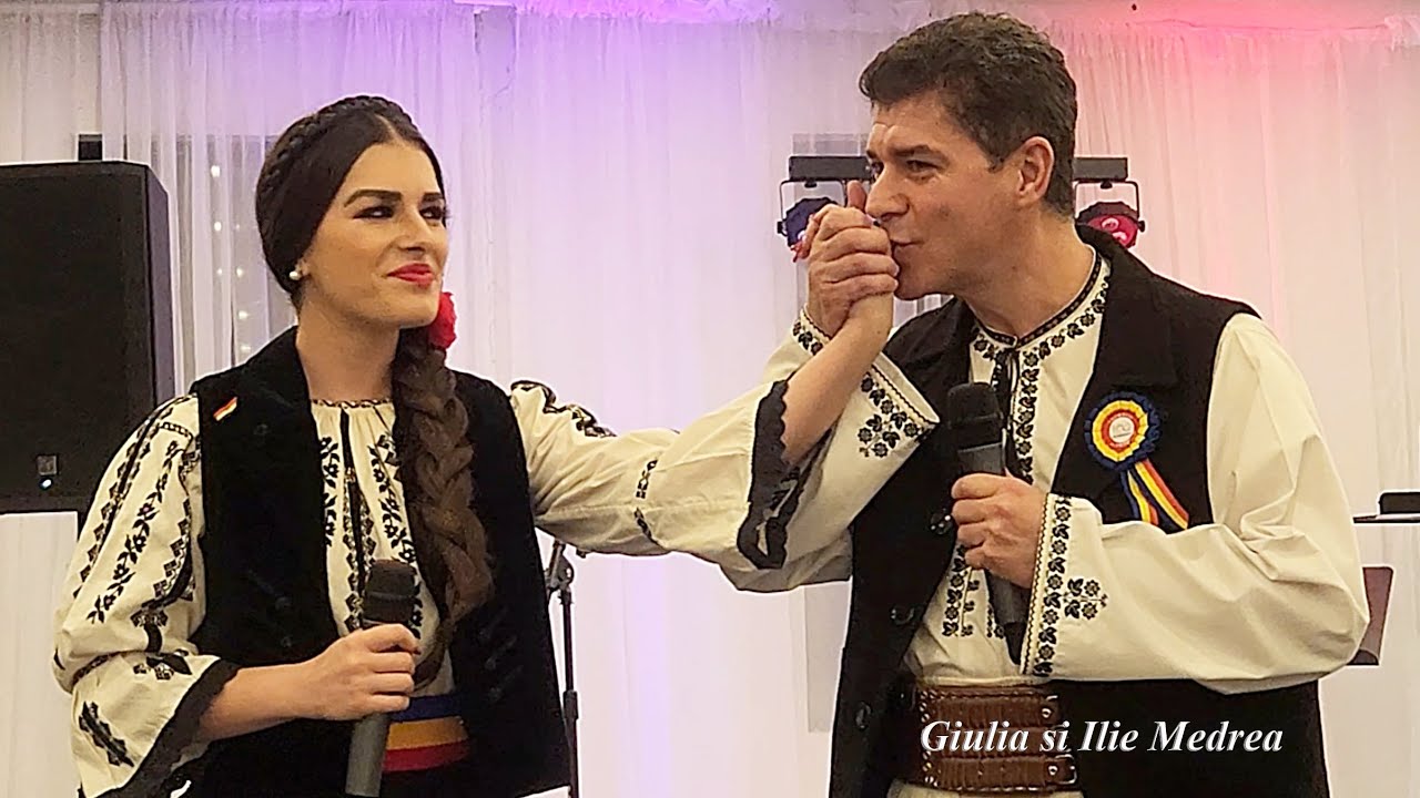 Giulia și Ilie Medrea împreună cu Ansamblul National Valahia la Montreal