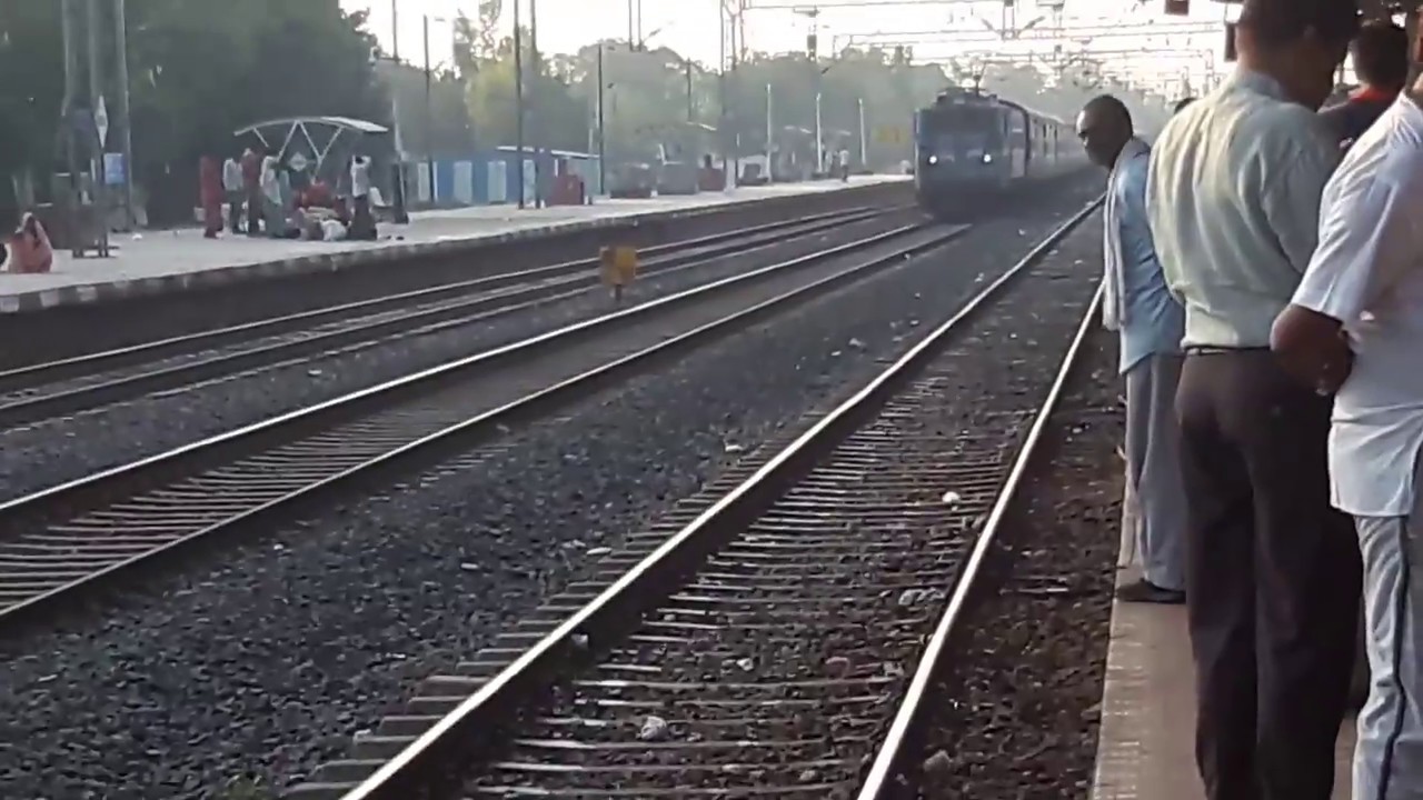 Chain pulling of an Empty Train☠ | Triple Honking Rule!!