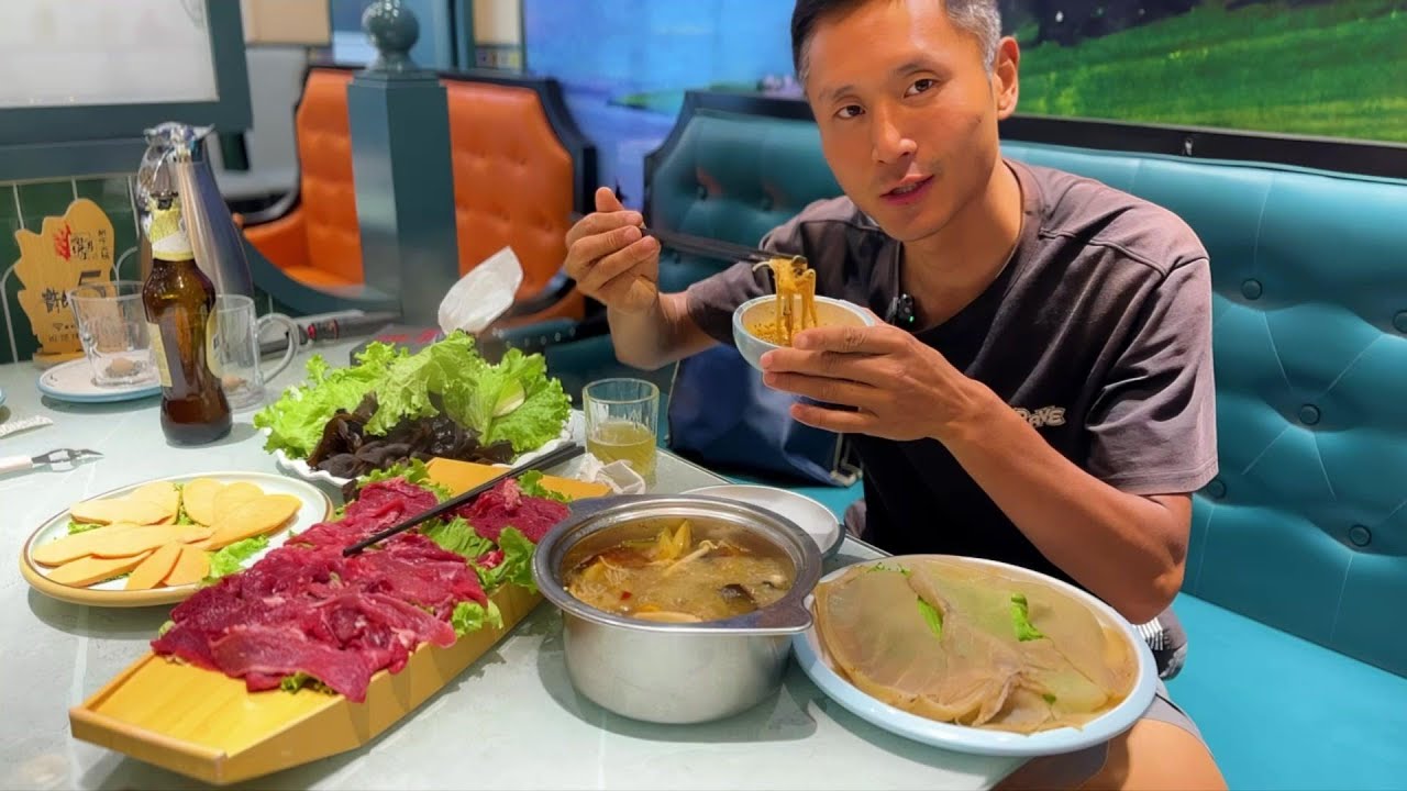 骑行新疆，来到昭苏县吃上美味的火锅，半夜废弃公园露营过夜