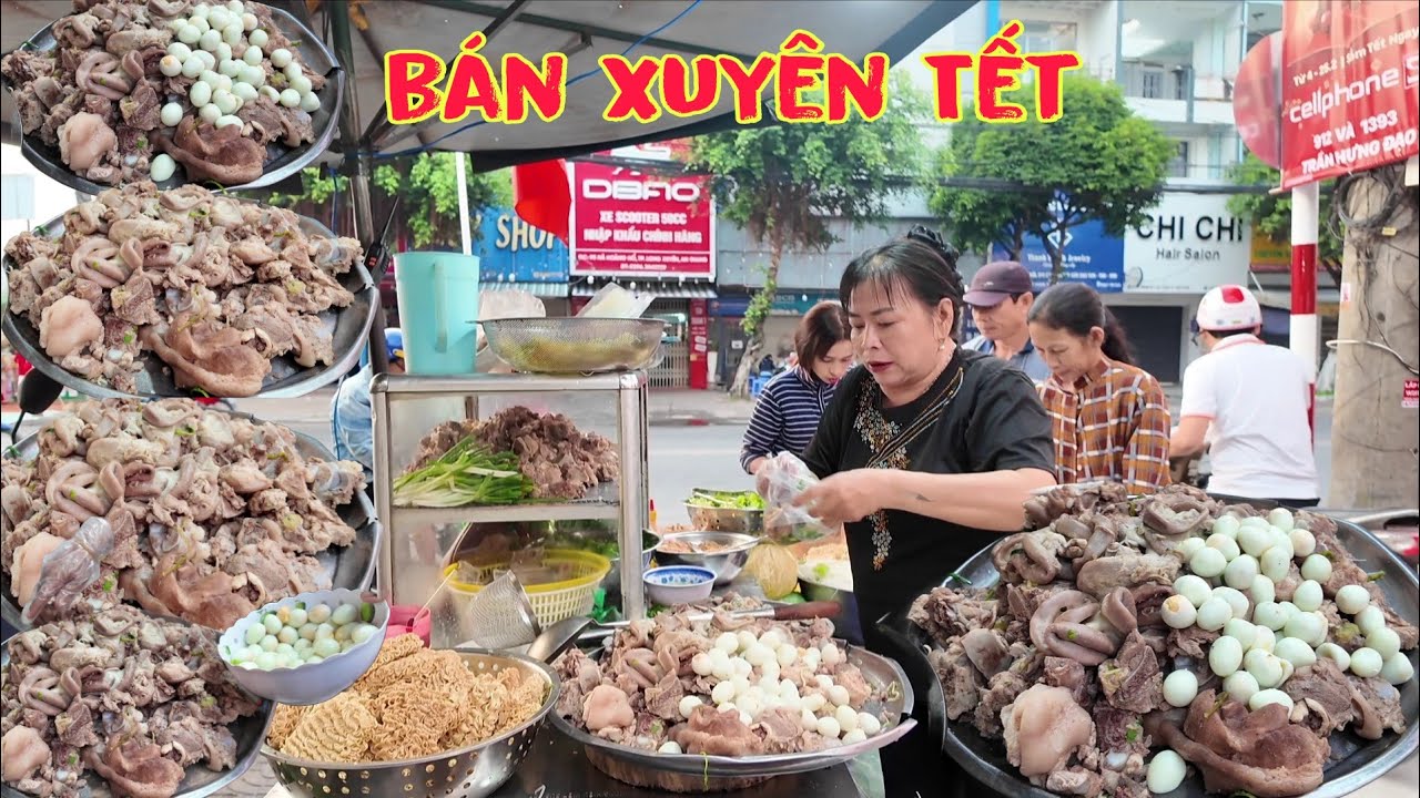 Khách đông nghẹt tại quán hủ tiếu vỉa hè bán xuyên Tết 2026