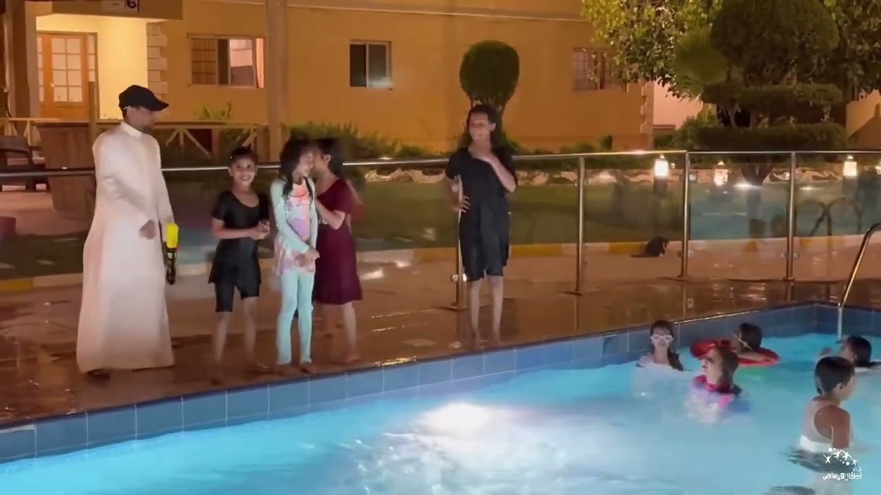 الزهرات وقت السباحة في أول حفلات الصيف 45