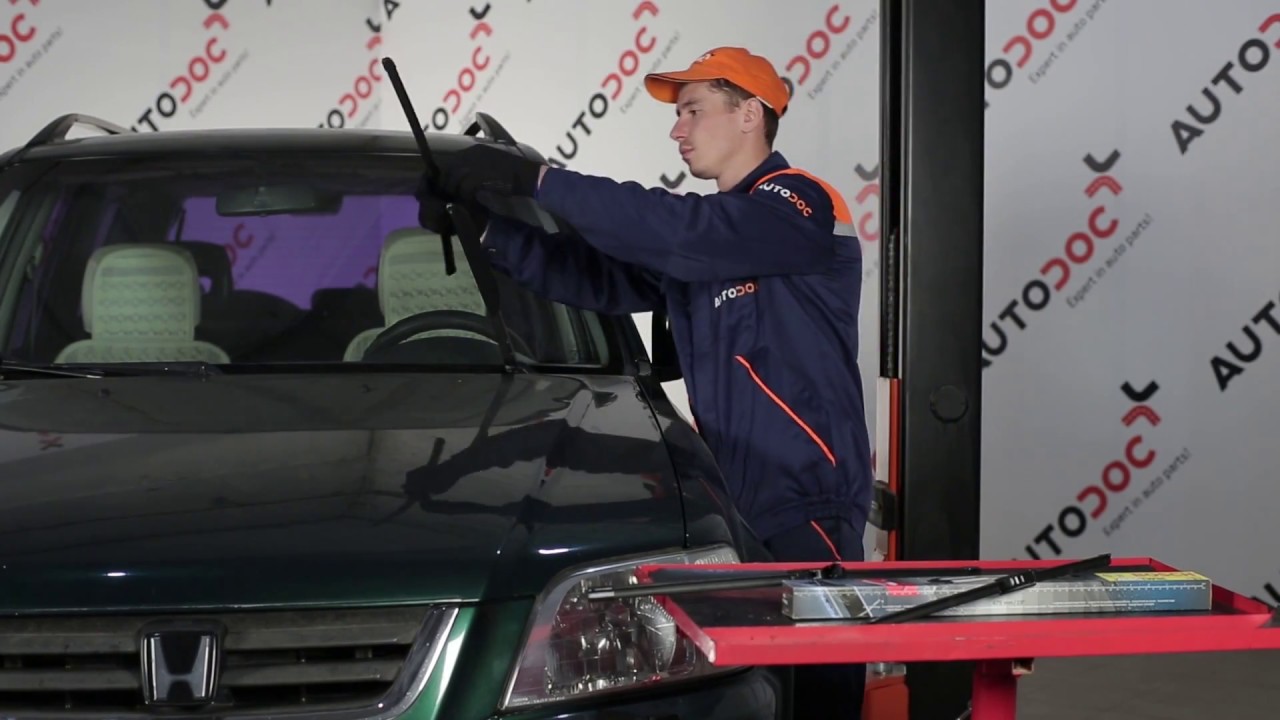 Cómo cambiar Escobillas del limpiaparabrisas delantero en HONDA CR-V 1 INSTRUCCIÓN | AUTODOC