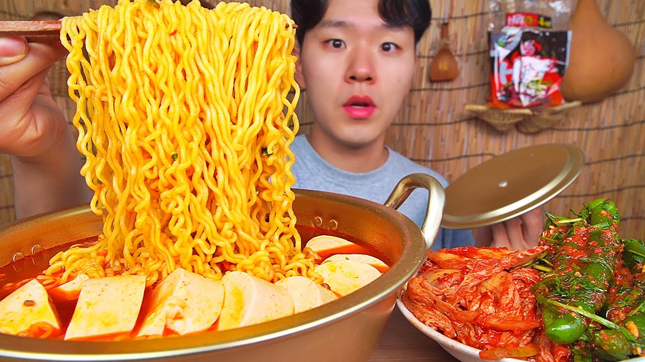 순두부열라면더핫🔥 아따 맵네... 배추김치 고추김치 곁들였습니다. 밥도 말아요. SOFT TOFU SPICY RAMEN KIMCHI KOREAN FOOD ASMR MUKBANG.