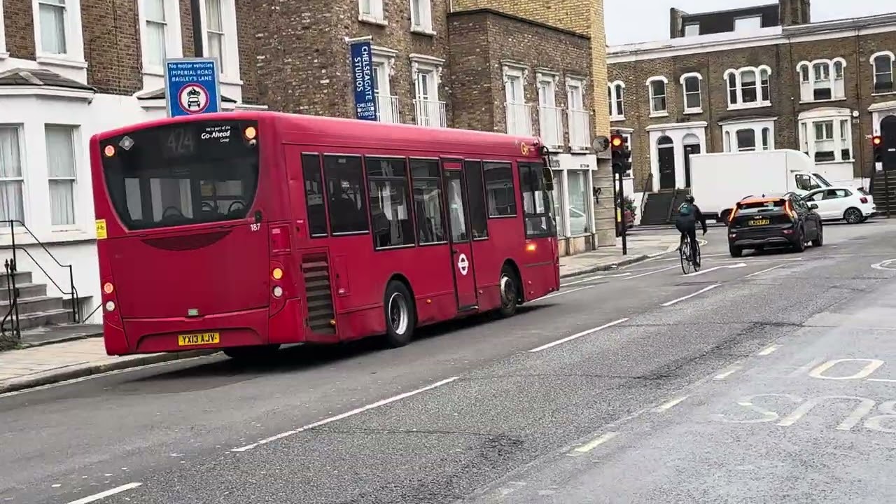 Here is enviro 200 (YX13AJV) on the 424 to Putney Heath at Fulham Town Hall