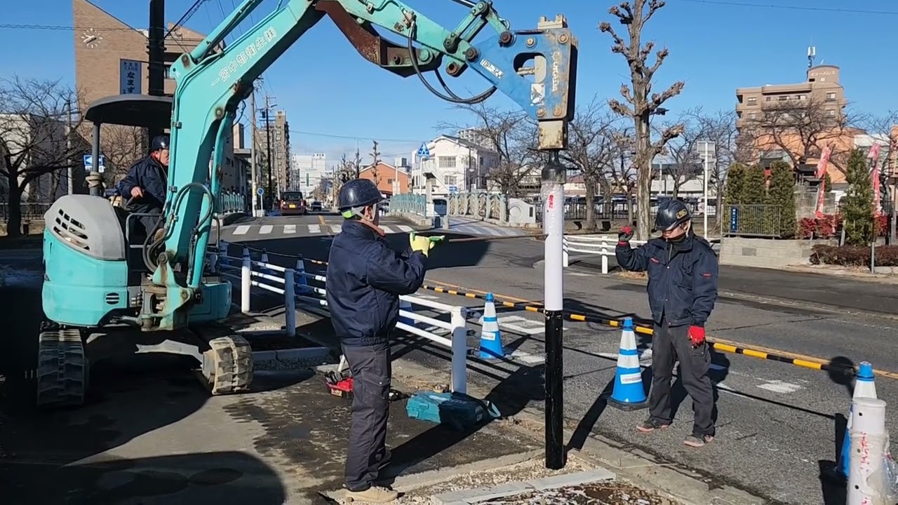 本日は、ガードパイプの設置工事です。バックホウで支柱を打ち込んでいきます。＃ガードパイプ　＃ガードパイプ　＃支柱打ち込み　＃バックホウ