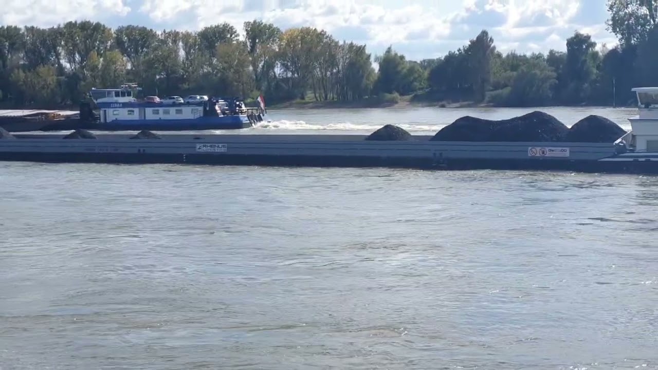 Koppelschiff überholt Schubschiff auf dem Rhein bei Rees flussaufwärts