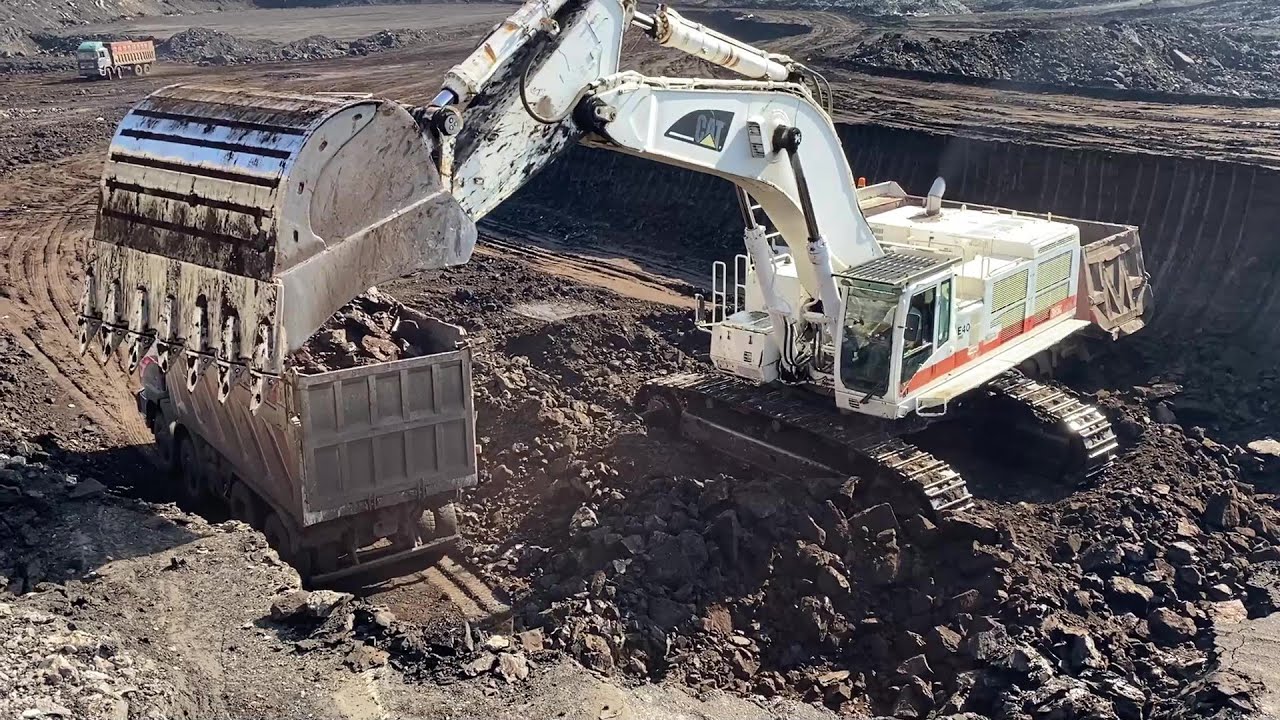 Caterpillar 385C Excavator In White Colors Loading Coal On Trucks - Interkat SA