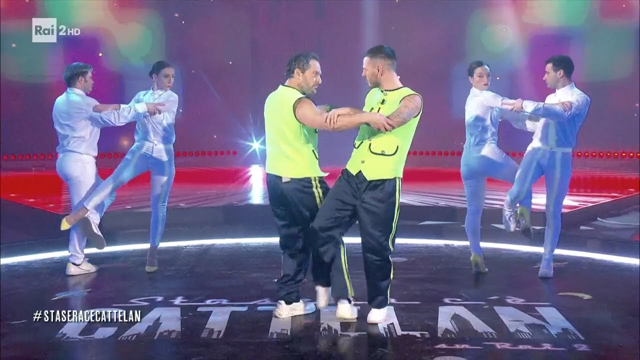 "Smack my Bitcha cha cha" con Claudio Santamaria - Stasera c'è Cattelan su Raidue 23/03/2023