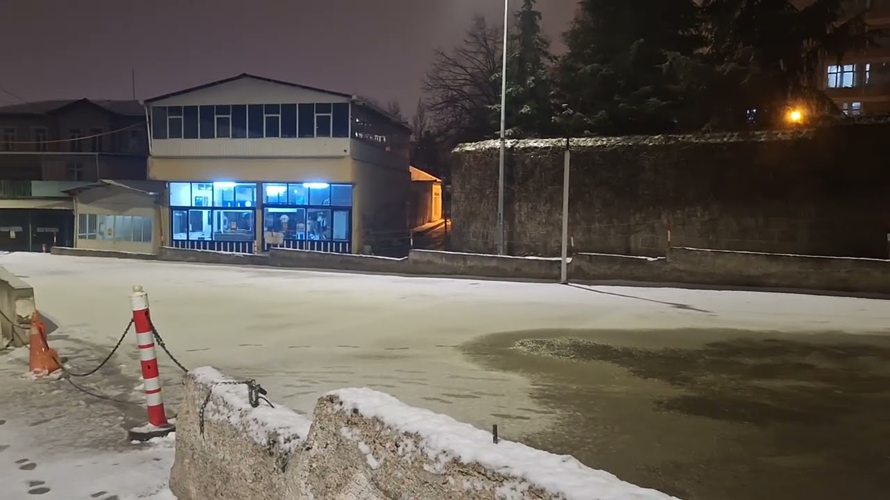 ANKARA' DA  OTOPARKA KAR YAGMIS 