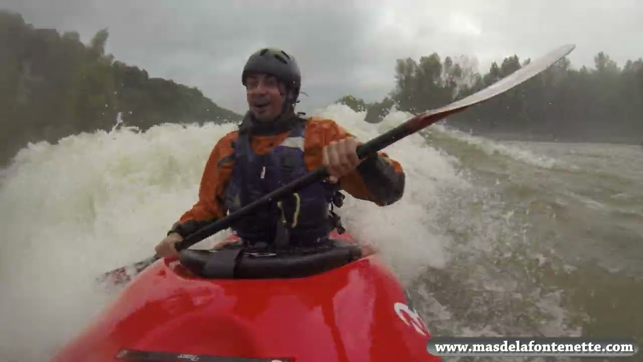 Kayak extrème sur l'Ardèche en crue (Ucel - Voguë)