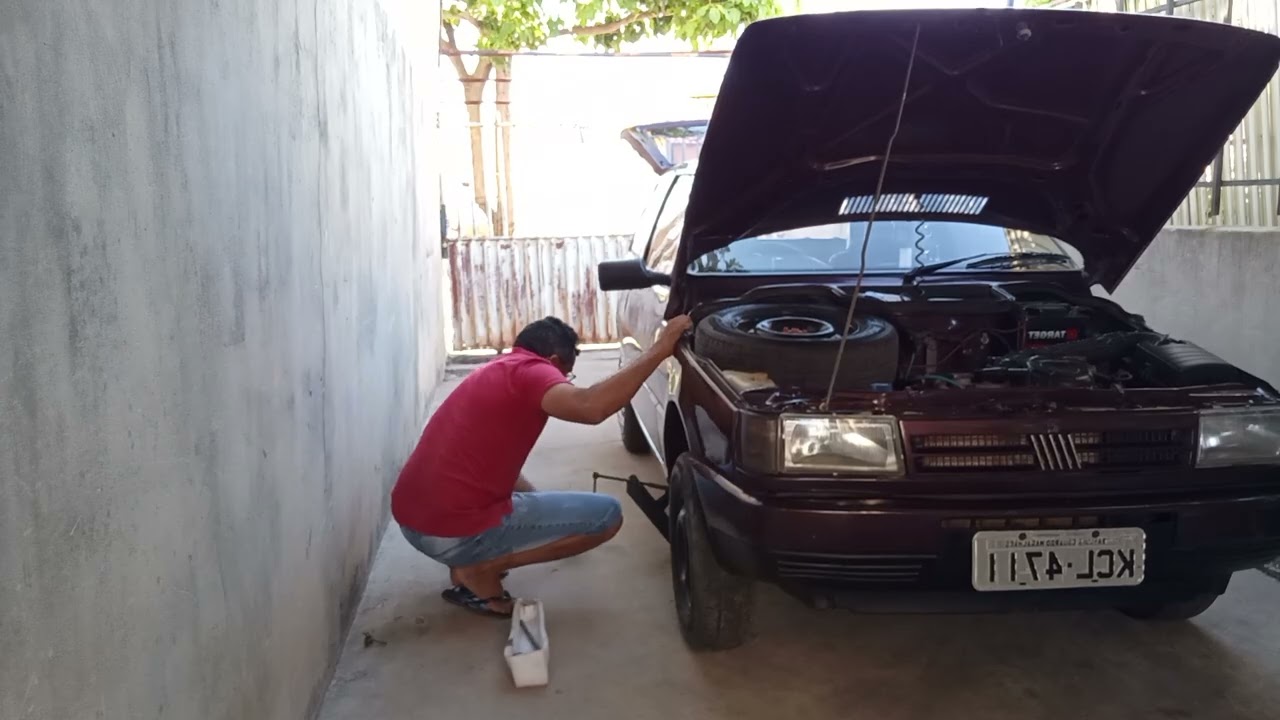 Fazendo uma troca do pneu do carro 
