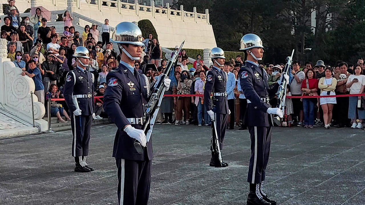 『風火輪』出現了！全場遊客熱烈掌聲！#空軍儀隊 #中正紀念堂 #禮兵交接 #降旗典禮 2025.03.02
