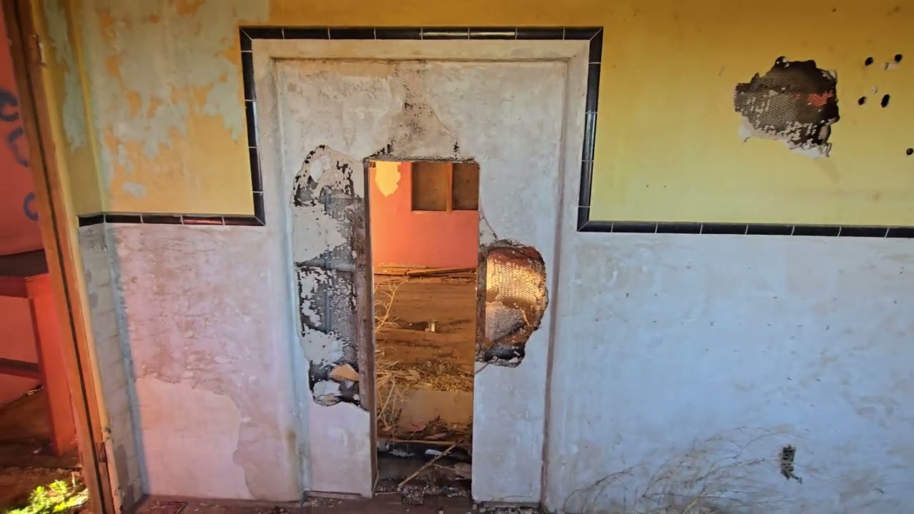 The Final Stop: Exploring a Hidden House Beside the Abandoned Truck Stop Outside Tucumcari NM