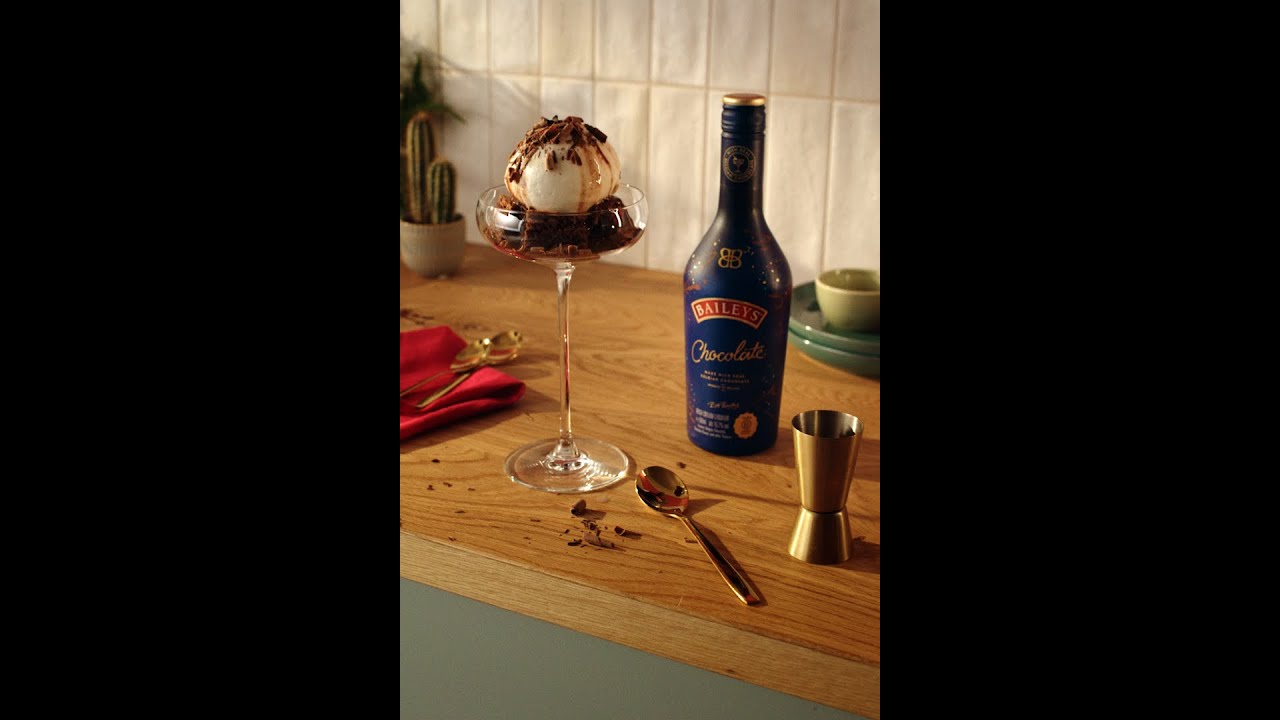 Layers of love: brownies, gelato, and silky Baileys Chocolate. Ready to dive in? 🍫