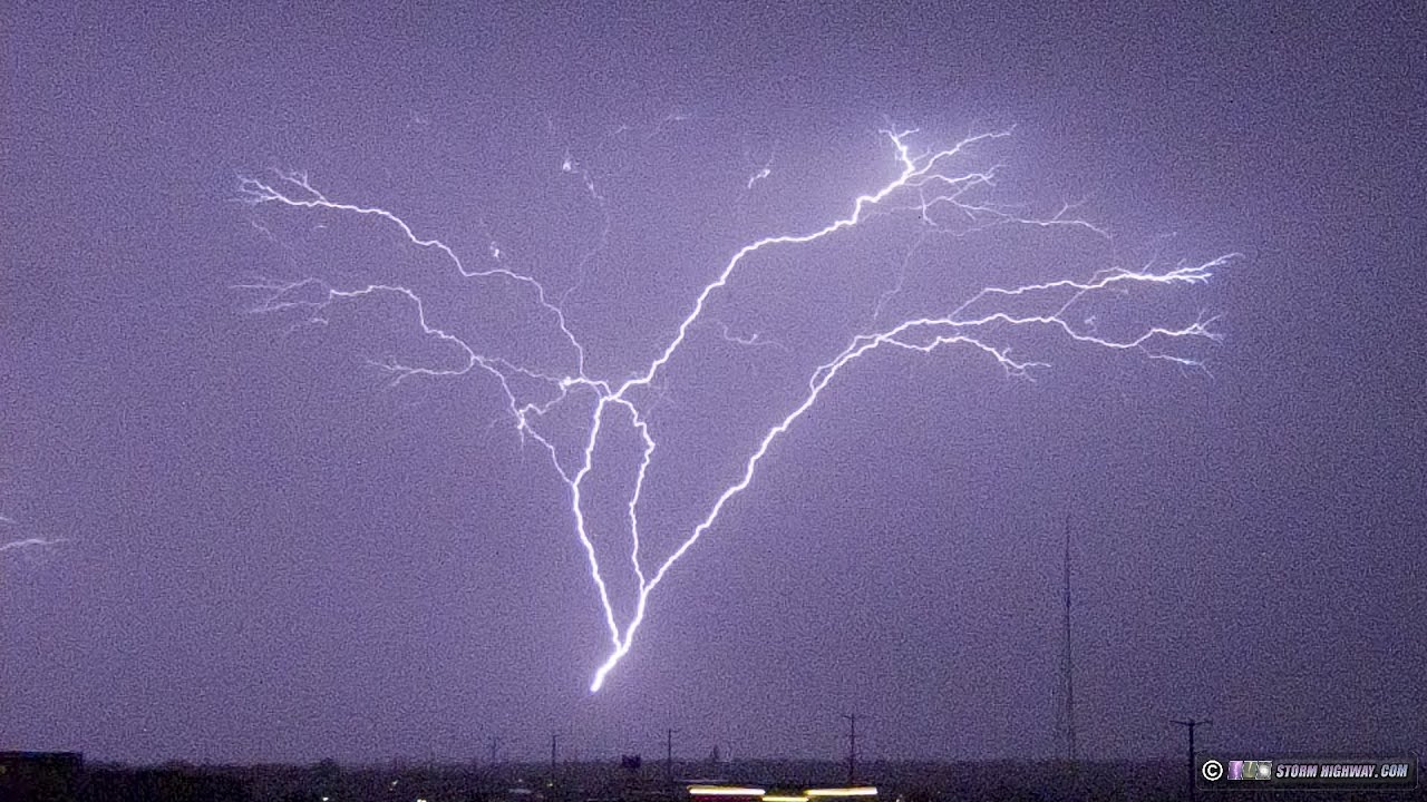 Incredible upward lightning and loud thunder over St. Louis: in slow motion!