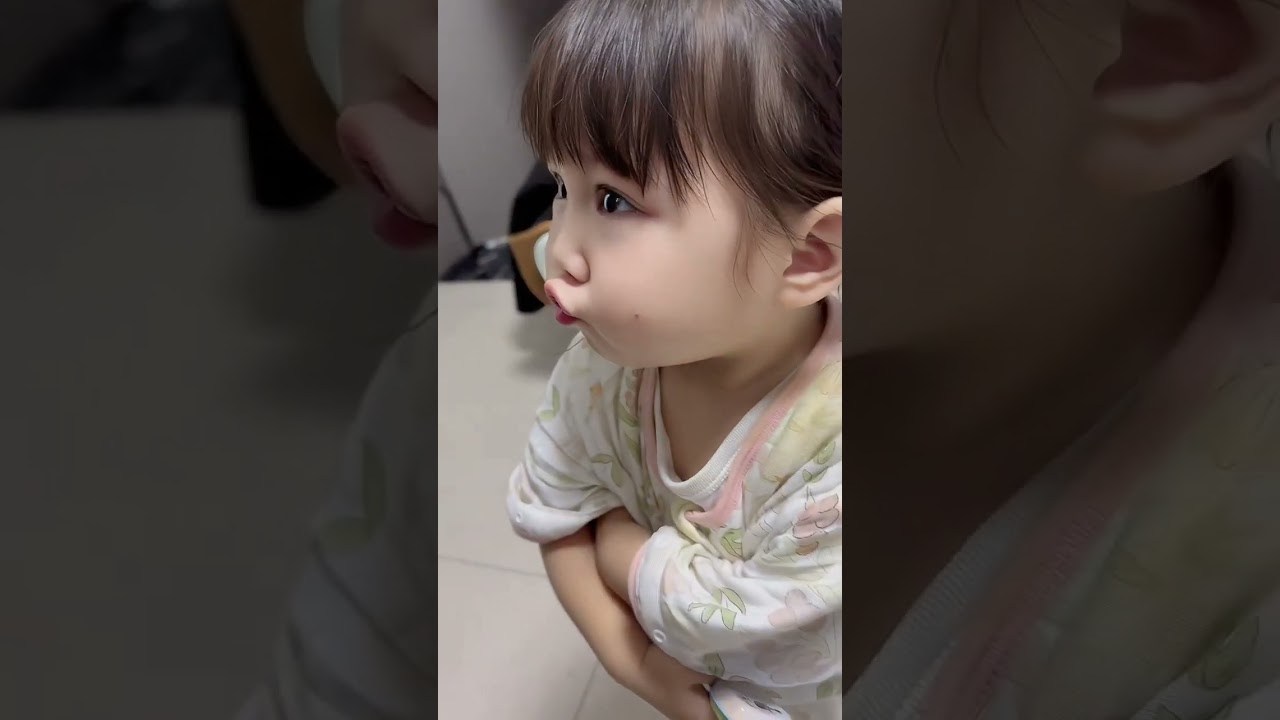 家里有一個愛吃醋的爸寶女是一種什么樣的體驗～爸爸給媽媽買禮物，娜娜子氣到縮成一團～這下好了，都有禮物啦#爸寶女 #女兒奴 #騙你生女兒 #萌娃娃 #人類幼崽
