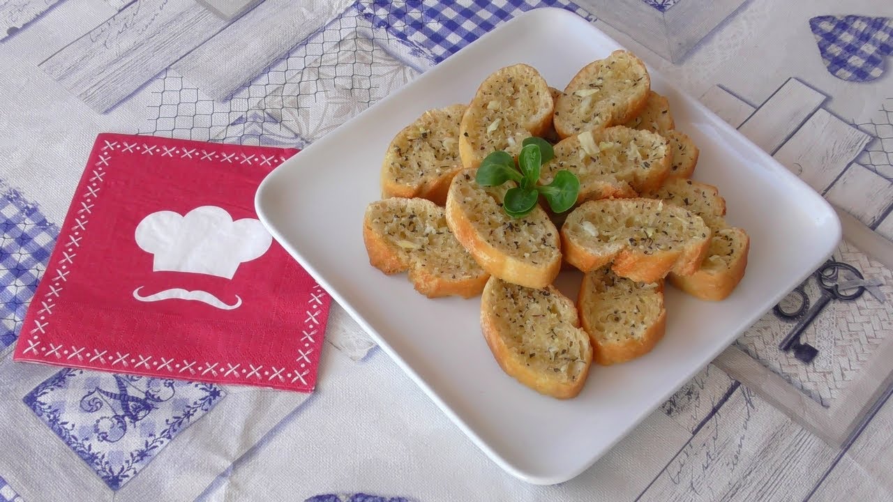 Česnekovo-bazalková bageta z trouby