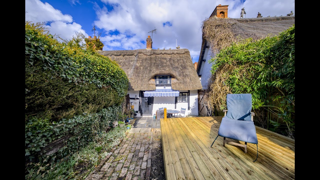 Thatched cottage for sale in Radford Semele. Stunning rear gardens, patio, sun terrace and more