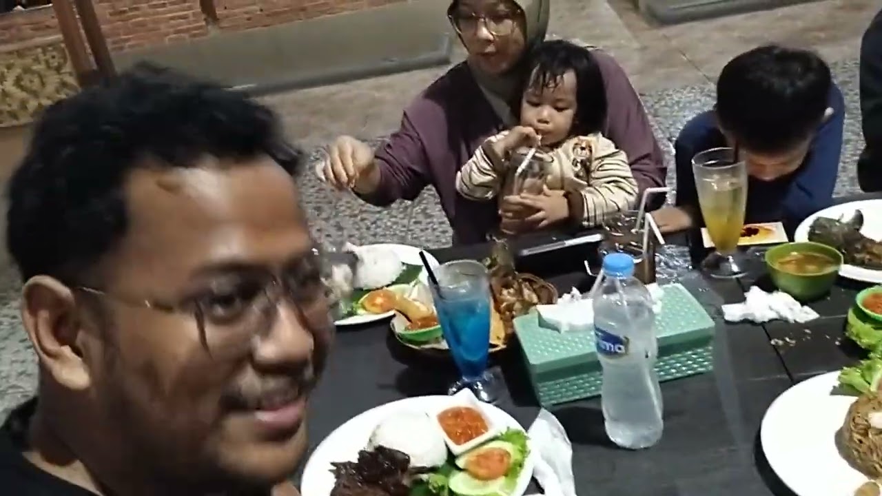 Merayakan HUT Mama Elis di RM Mpok Ross Tugu Macan. 6 Februari 2026