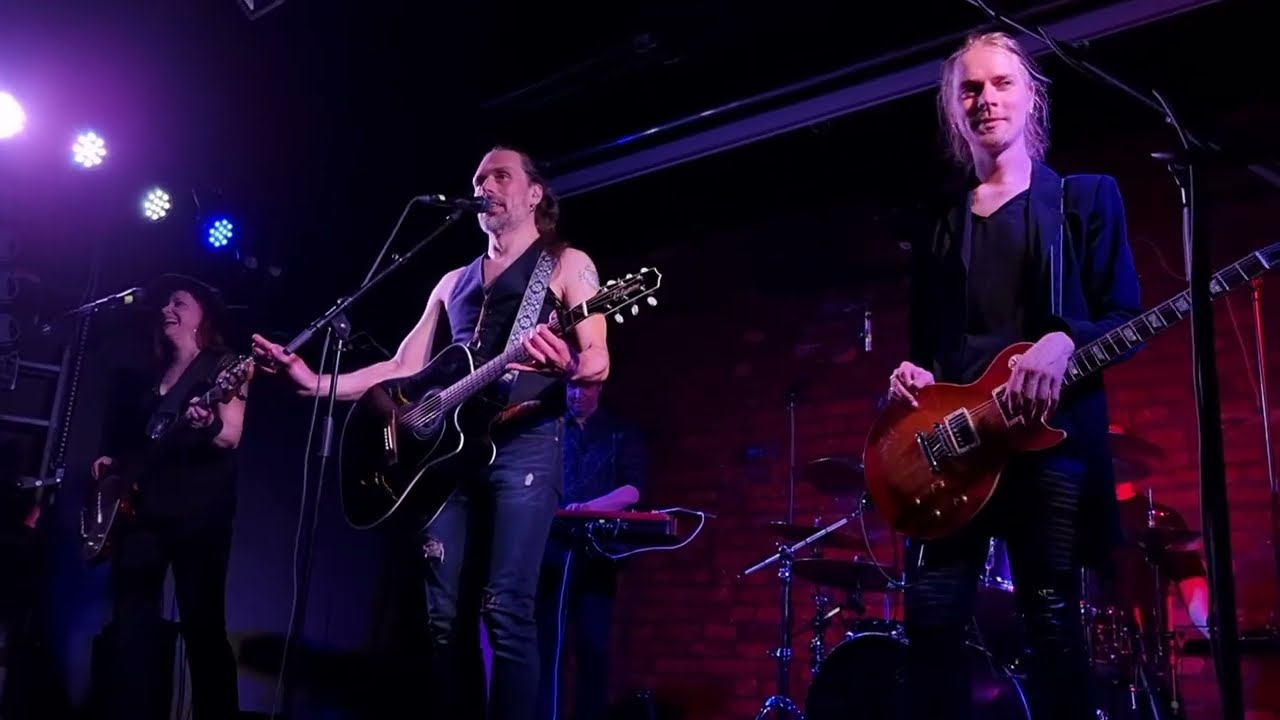 JP Lepp&auml;luoto - Varjoissa kii, Live