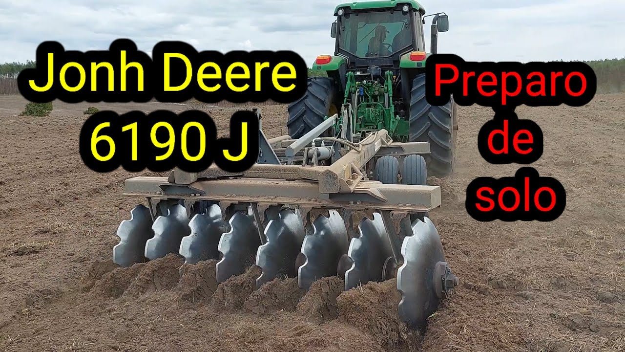 Trator John Deere 6190 J no preparo de solo