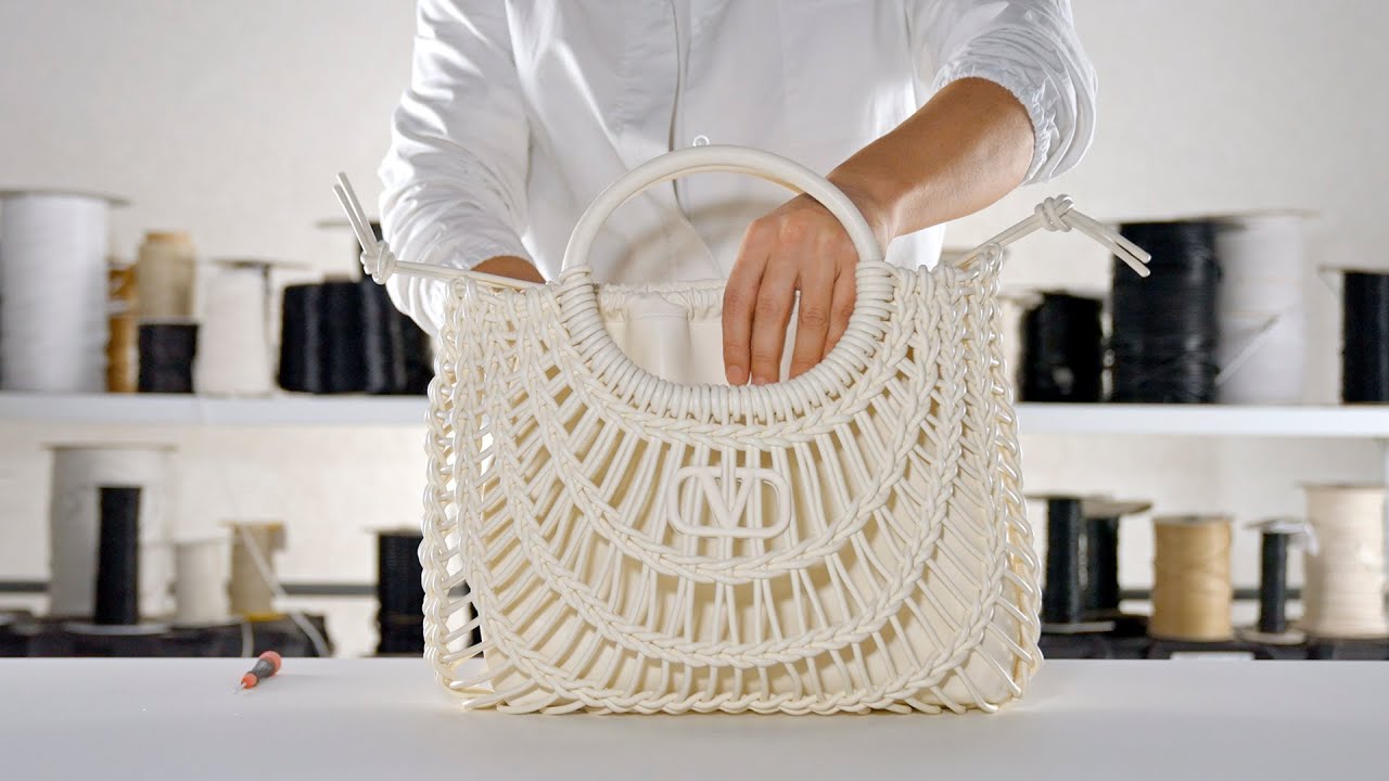 Mastery Tales: Το 'Making of' video της Valentino Garavani Allknots Bag