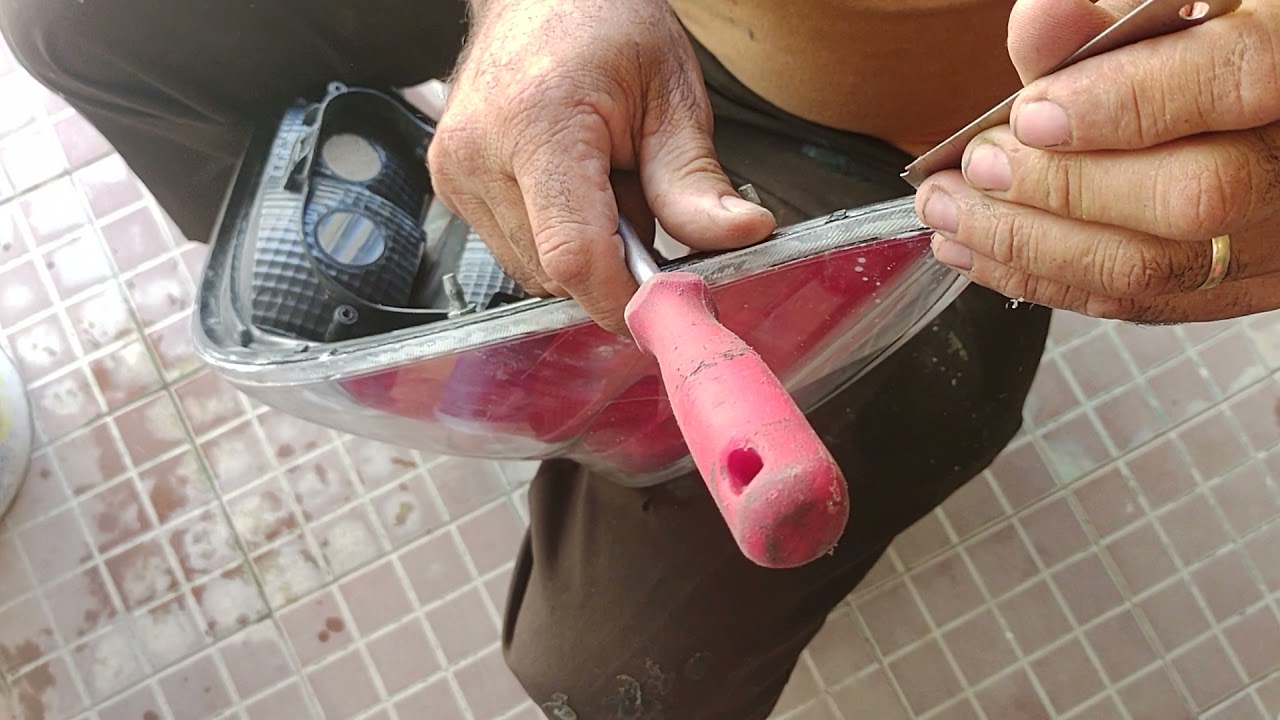 Retirando a lente da lanterna traseira prisma