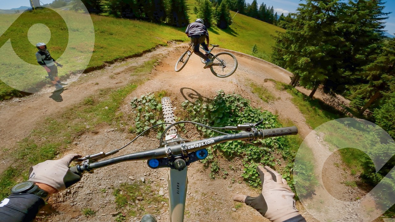 Piste AIRLINES au bike park Les Gets ! 🛰️ Sur orbite sur la plus grosse ligne de sauts de ce secteur