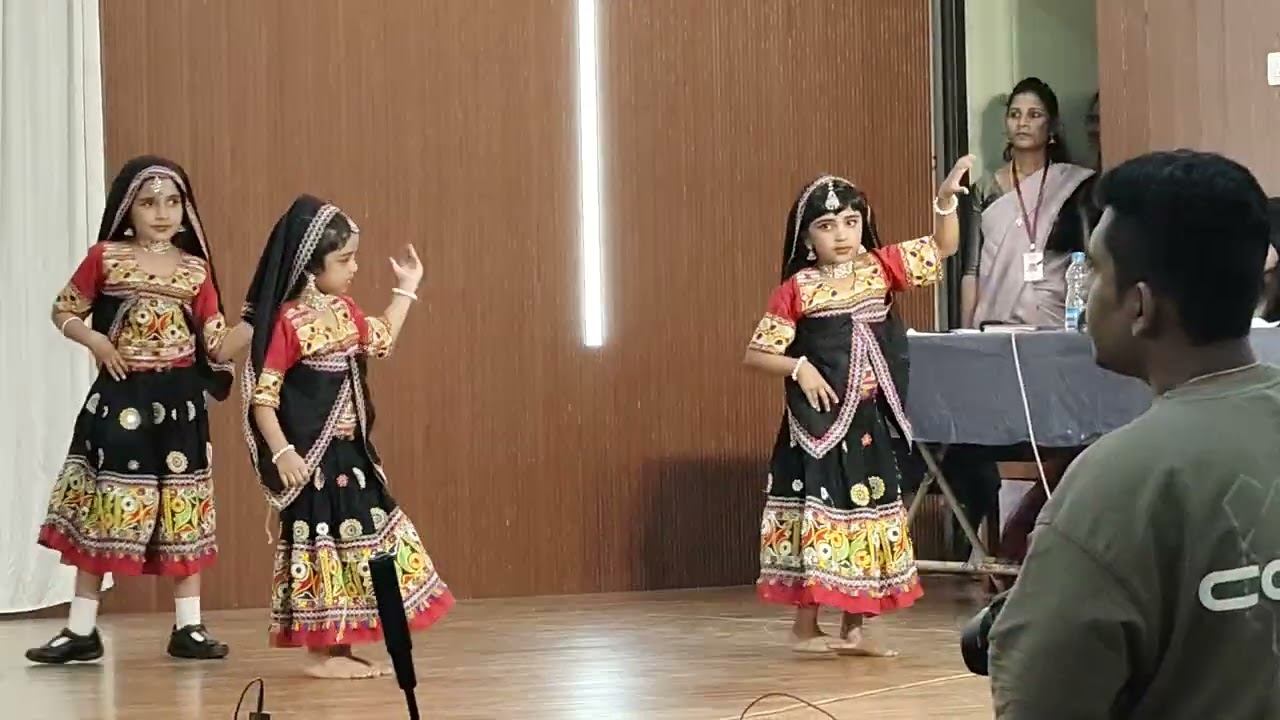 Chudi jo Khannaki haathon mein