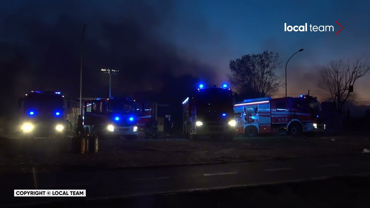 Grande rogo a Roma: operazioni di spegnimento