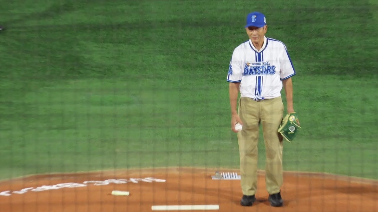 【軽々ノーバンに場内どよめき】権藤博、始球式で85歳とは思えぬ投球を魅せる　日本シリーズ