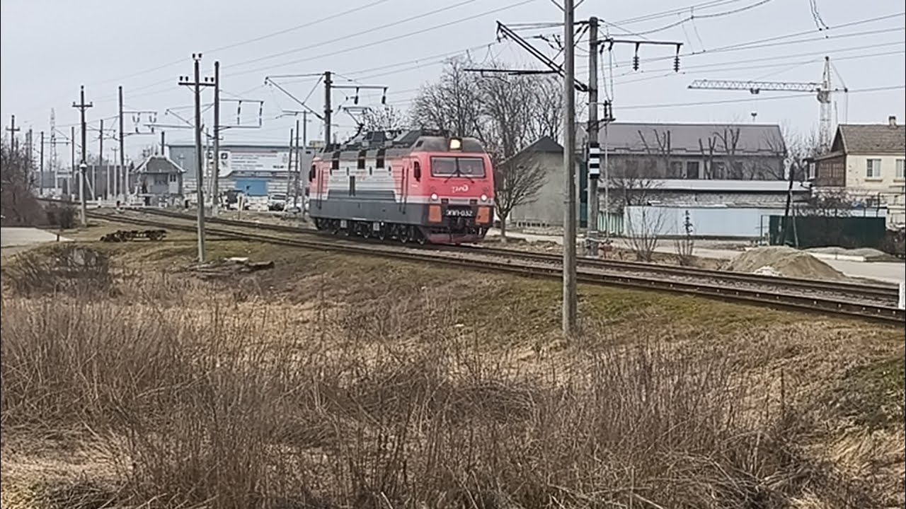 Электровоз ЭП1П-032 резервом