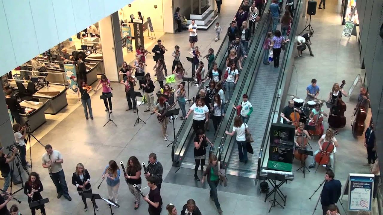 MSS: Flashmob v nákupním centru  Nová Karolina