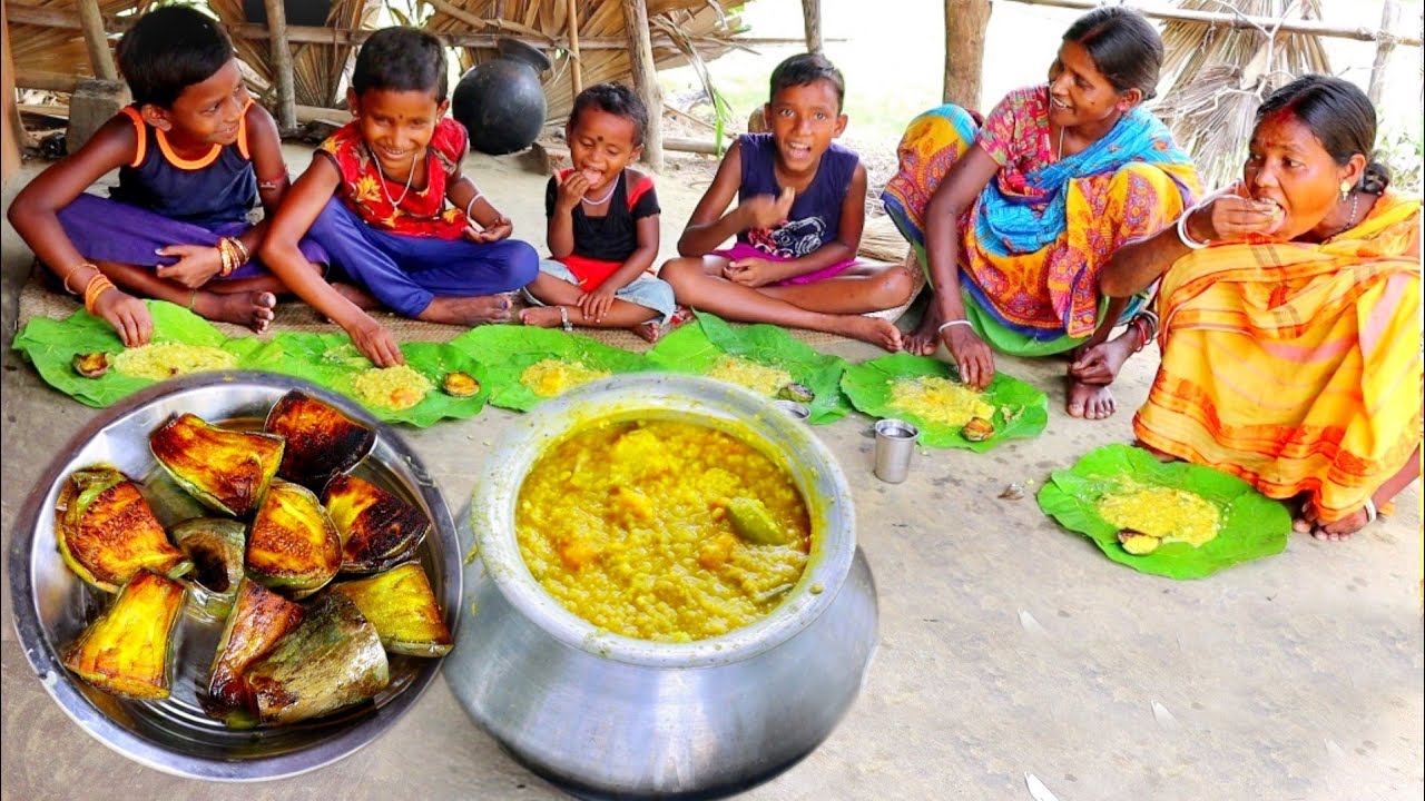 Khichuri&begun vaja cooking and eating by santali tribe family||rural village orissa
