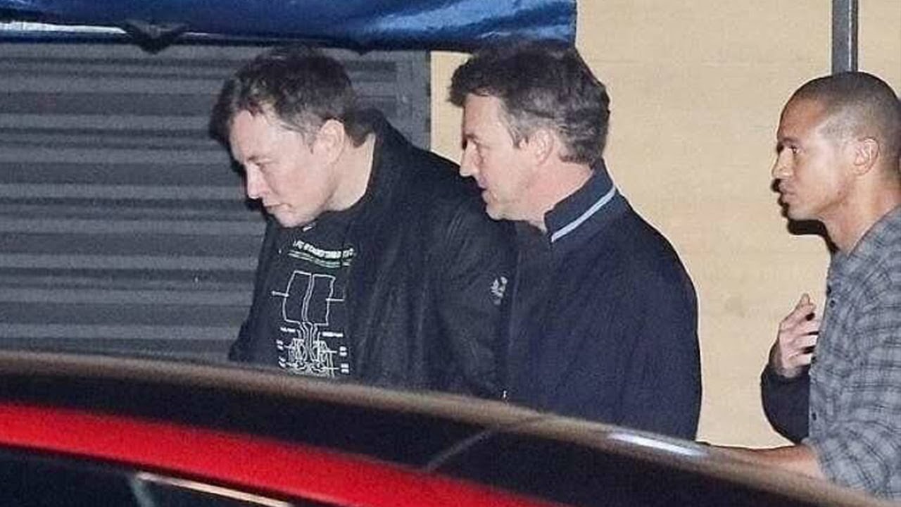 #видео | Илон Маск приехал в ресторан на пикапе Tesla Cybertruck