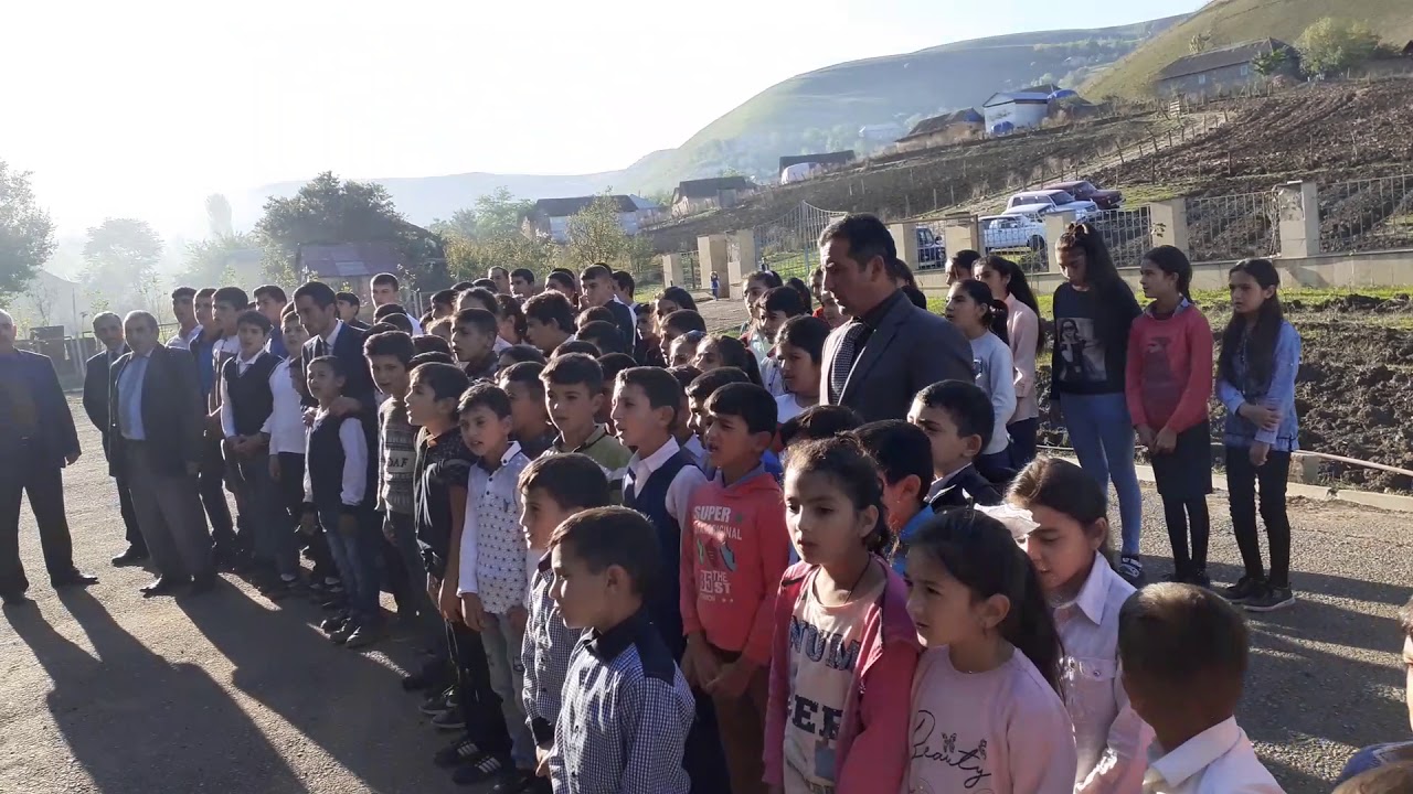Hər gün olduğu kimi Zövün kənd tam orta məktəbində himnin oxunması