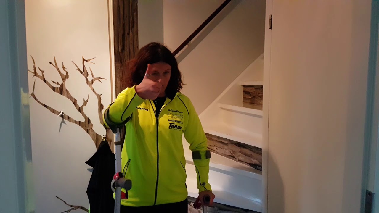 Hoe ga je met krukken de trap op en af? - #ClauterCoach klautert