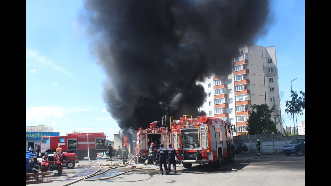 У Хмельницькому вогнеборці ліквідували масштабну пожежу складу автопокришок