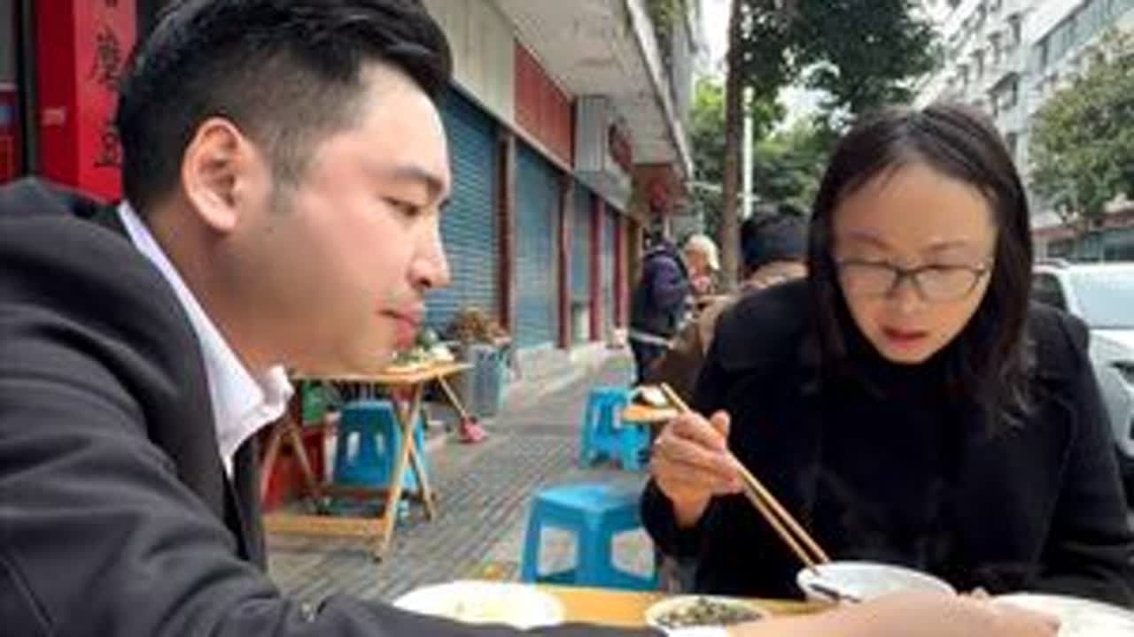作为一个男人，关键时候还是得挑起重担#爱情 #余伟估车 #vlog日常 #婚姻