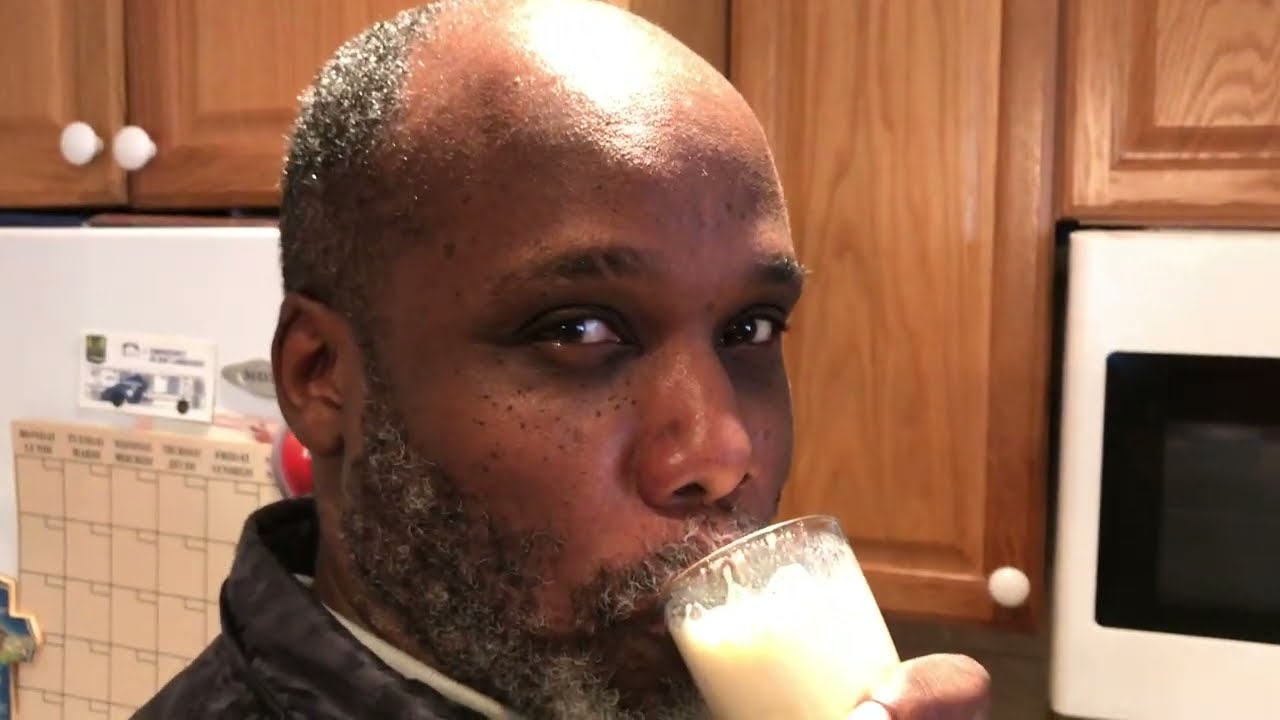 Мама готовит традиционный ямайский рождественский пунш на основе пива Guinness Stout — Торонто, К...