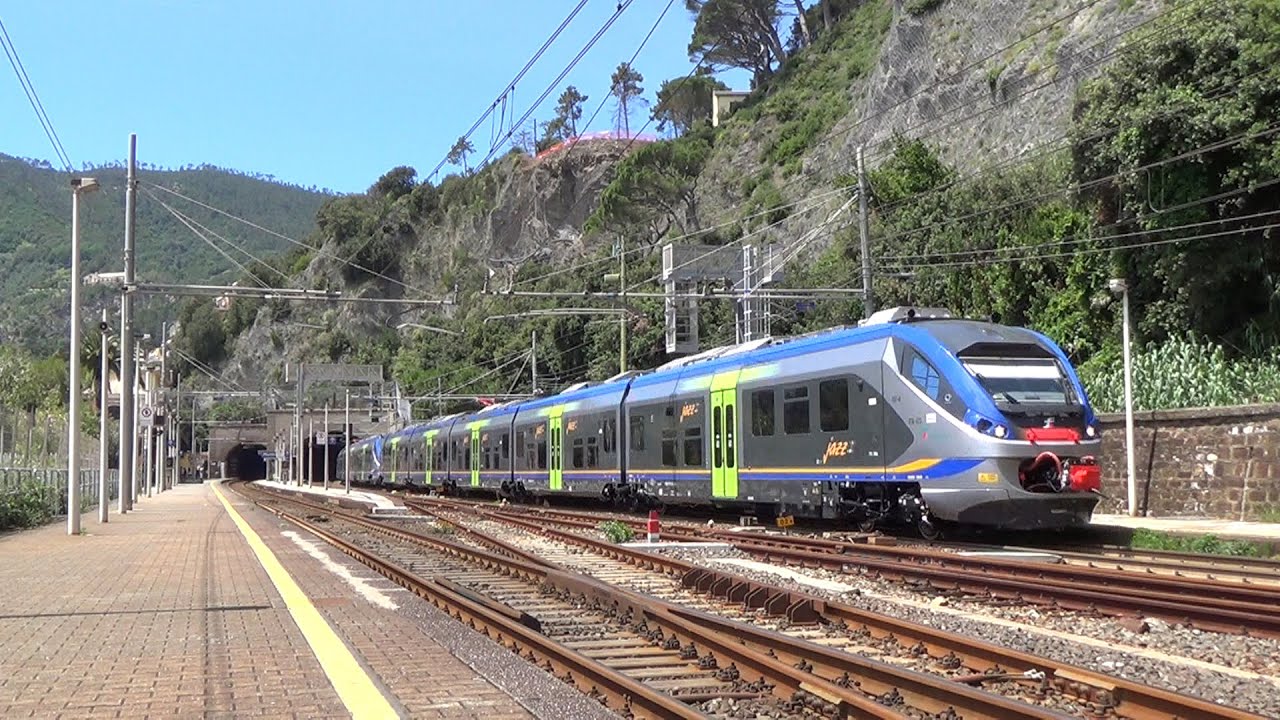 Traffico ferroviario intenso alla stazione di Monterosso (PARTE 1)