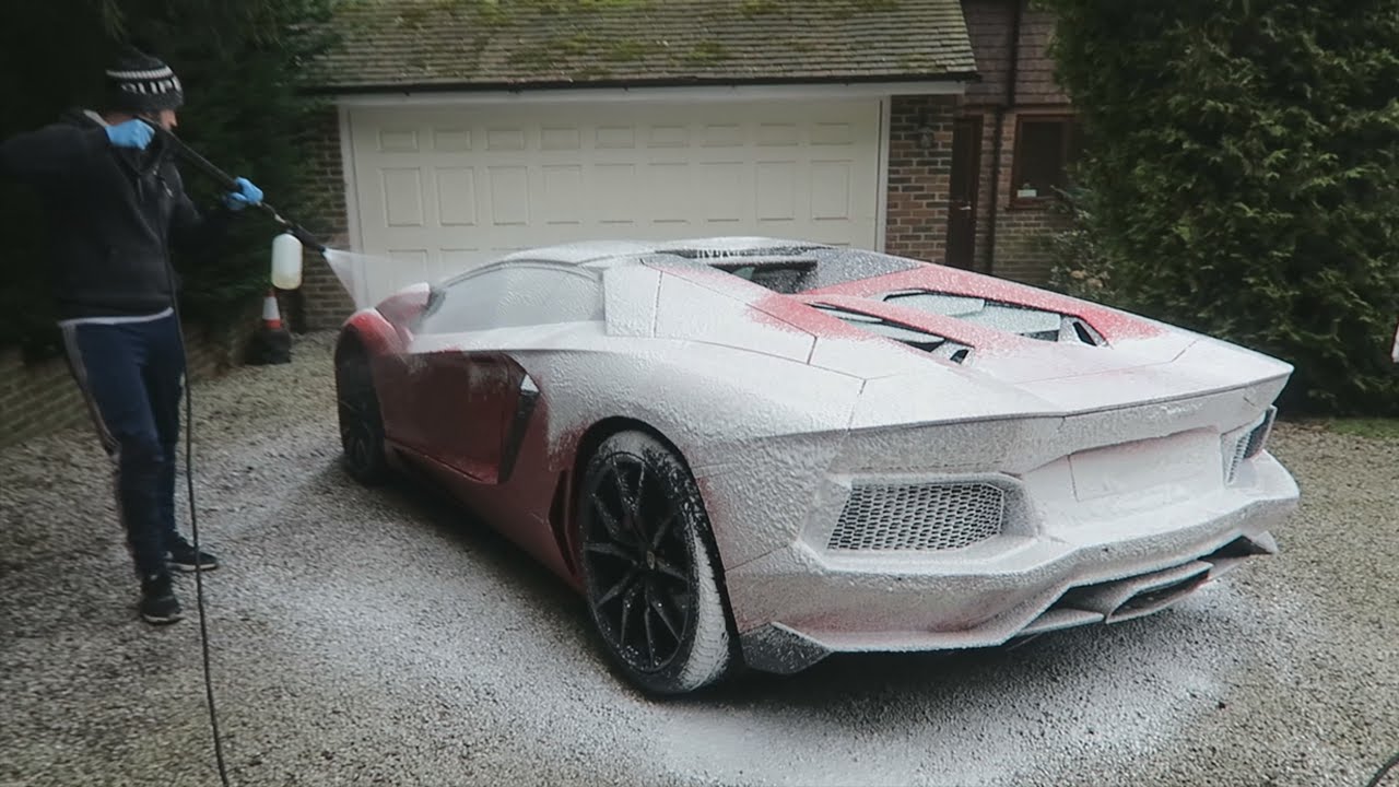 Dirty Lamborghini get's a rub-down!