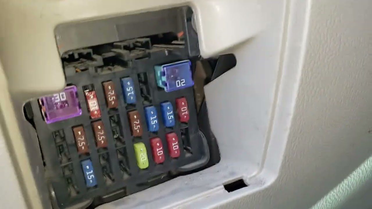 DONDE LOCALIZAR EL FUSIBLE PARA EL CARGADOR DEL CELULAR O CIGARRERA. DE MAZDA CX7. MOD 2011