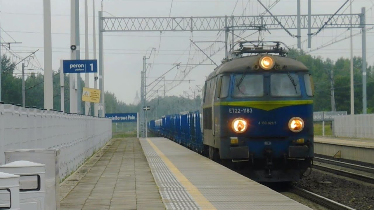 Deszczowe pociągi na stacji Zawiercie Borowe Pole